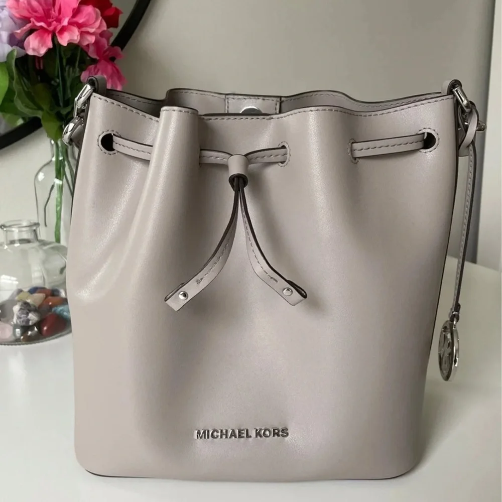 Michael Kors Eden Medium Drawstring Bucket Shoulder Bag - Picture 1 of 5